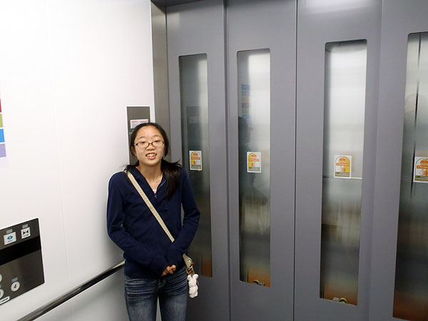 羽田空港内のエレベーター内にて